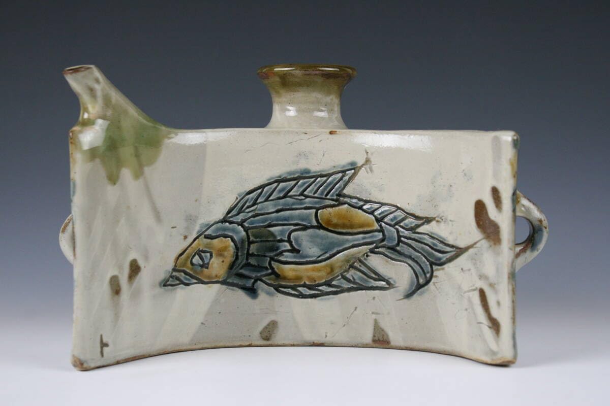 人間国宝金城次郎長男 琉球壺屋焼 登り窯　金城敏男 作 線彫魚文抱瓶（ミニ） 人間国宝金城次郎長男 琉球壺屋焼 登り窯 金城敏男 作 線彫魚